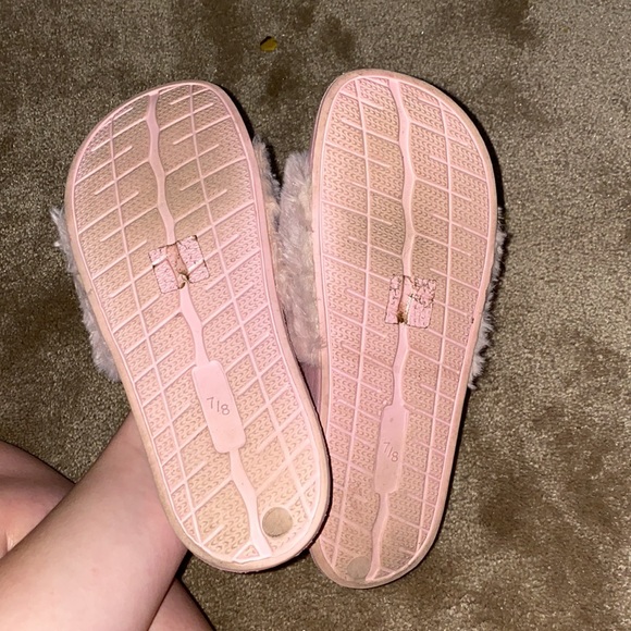 Pink fuzzy slides - Picture 2 of 2
